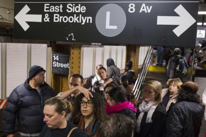 Neoyorquinos circulan por la lnea de metro L, una de las que...