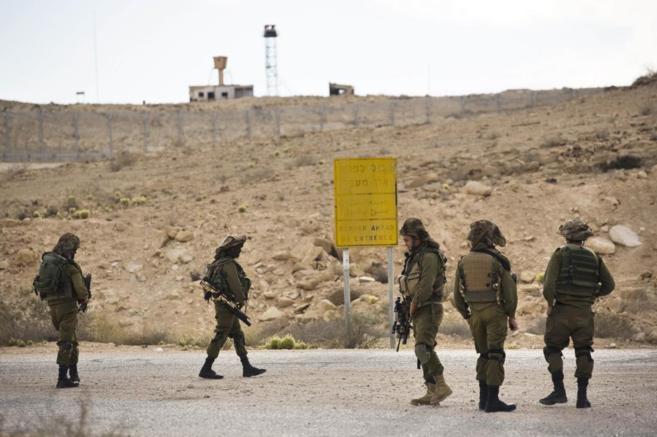 Soldados israelíes vigilan la frontera con Egipto en la península...