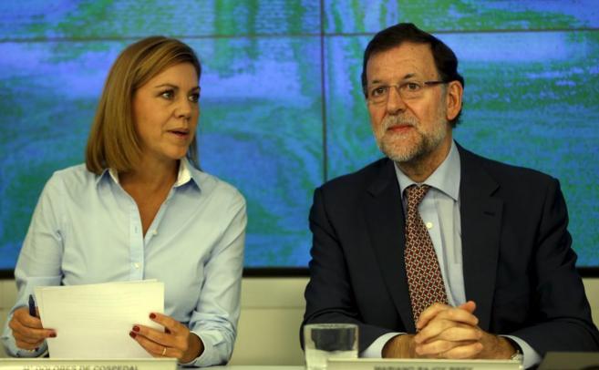 La secretaria general del PP, Mara Dolores de Cospedal, y el...