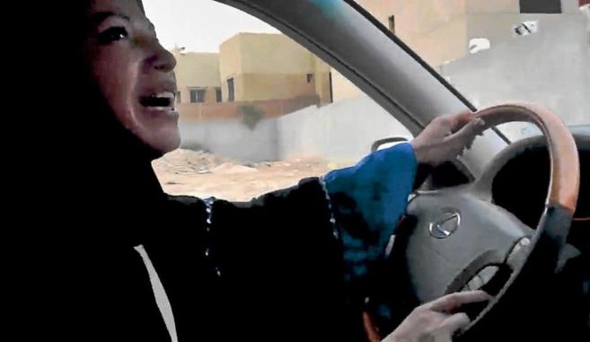 Una mujer Arabia Saud conduciendo un coche en Riyadh.