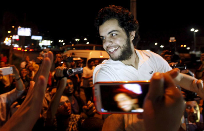 El periodista egipcio Abdal el Shami, aclamado tras su liberacin.
