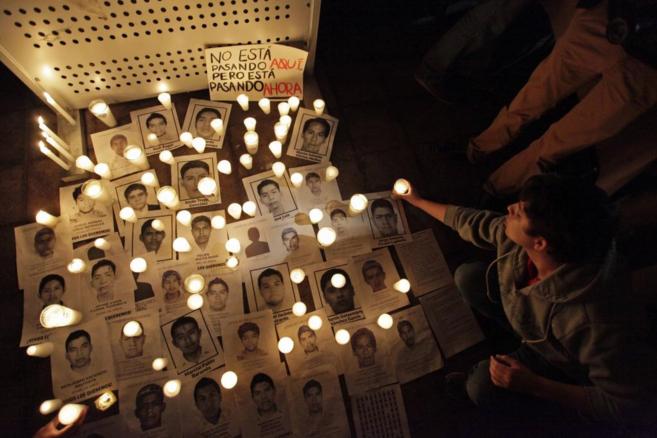 Los compatriotas de los estudiantes desaparecidos encienden velas...