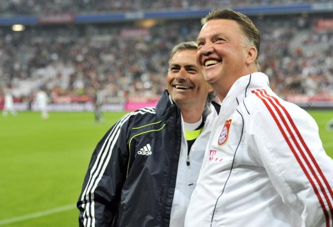 Mourinho y Van Gaal, durante un duelo entre el Madrid y el Bayern en...