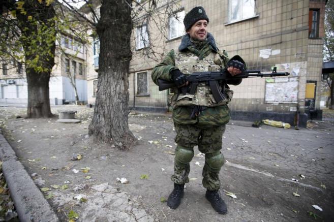 Un activista prorruso, en Donetsk.