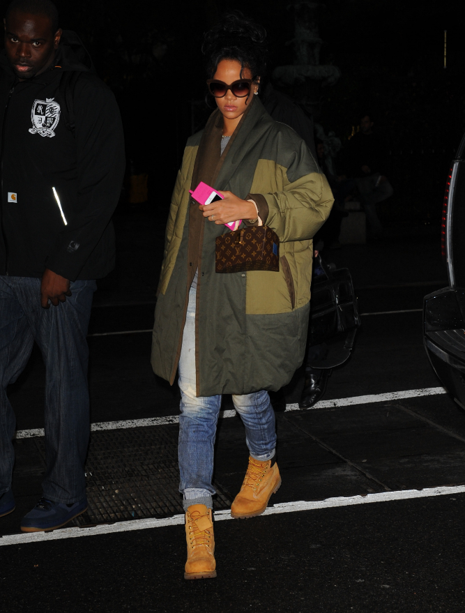 Rihanna vuelve a sorprender con su estilo por las calles de Londres,...