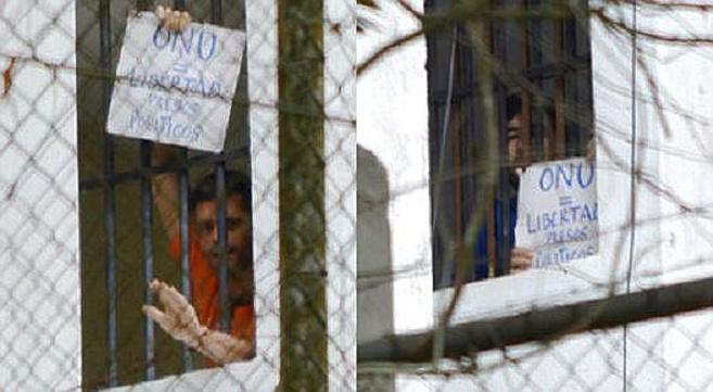 Leopoldo Lpez y Daniel Ceballos protestan asomados a las ventanas de...