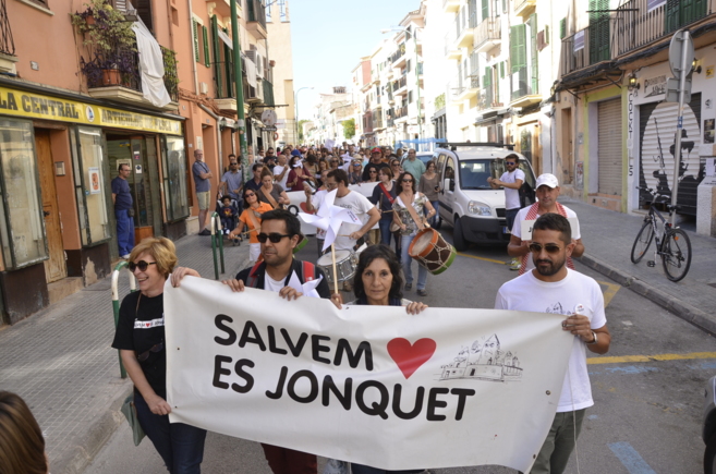 Decenas de vecinos han protestado por las calles de Es Jonquet.