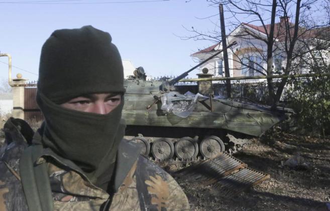 Militares ucranianos ocupan posiciones en la aldea de Peski, cerca de...