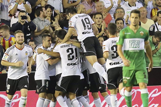 Los jugadores de Nuno celebran el gol de Dani Parejo, el segundo de la...