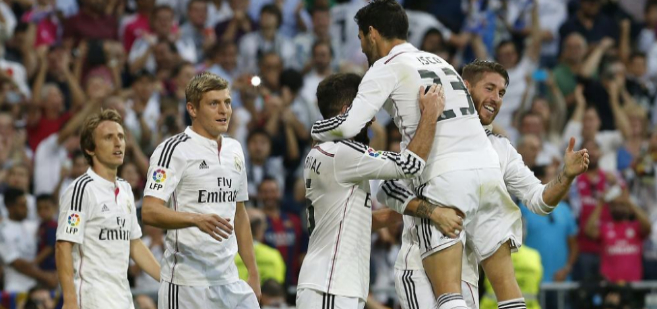 Los jugadores del Real Madrid celebran uno de los tres goles logrados...