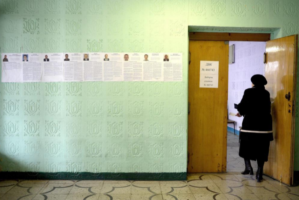 Una mujer llega a votar en un colegio electoral durante las elecciones...