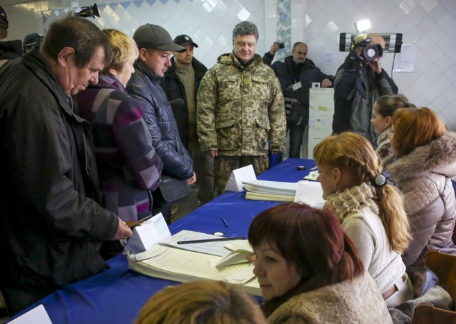 El presidente ucraniano, Petro Poroshenko, en un colegio electoral en...