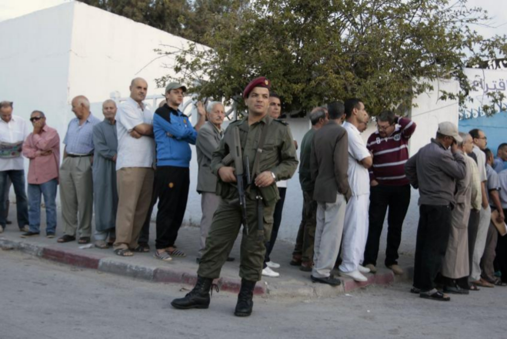 Votantes esperan su turno a la entrada de un colegio electoral.