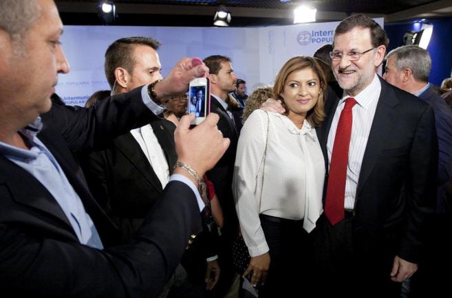 Rajoy se hace una foto con una simpatizante en la clausura de la...