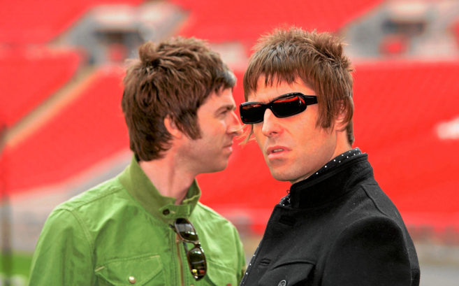 Liam Gallagher (derecha) y su hermano Noel cuando formaban...
