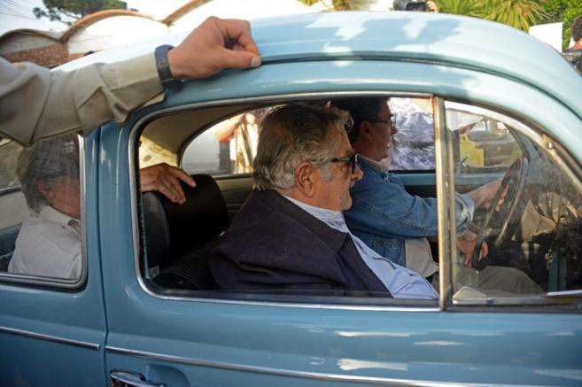 El presidente uruguayo Jos Mujica, llegando a votar .