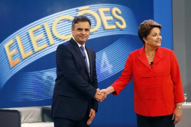 Dilma y Neves se saludan, sin mirarse, durante un debate electoral.
