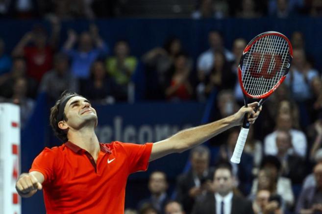 Federer celebra su victoria en Basilea.