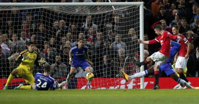 Van Persie marca en el descuento el tanto del empate para el United.