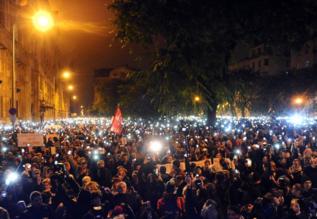Manifestantes con los mviles encendidos en Budapest.