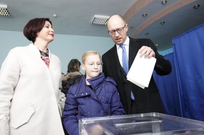 El primer ministro ucraniano, Arseny Yatseniuk, acude a votar...