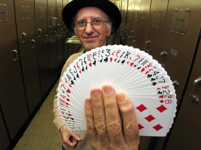 El mago Juan Tamariz posa con una baraja de cartas.