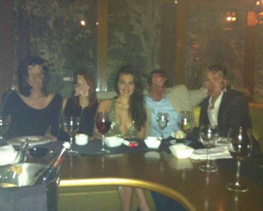 La adolescente en una cena con unos amigos en un conocido restaurante