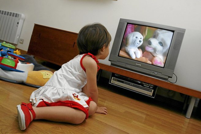 Una niña ve en la televisión de su casa un anuncio que oferta de...