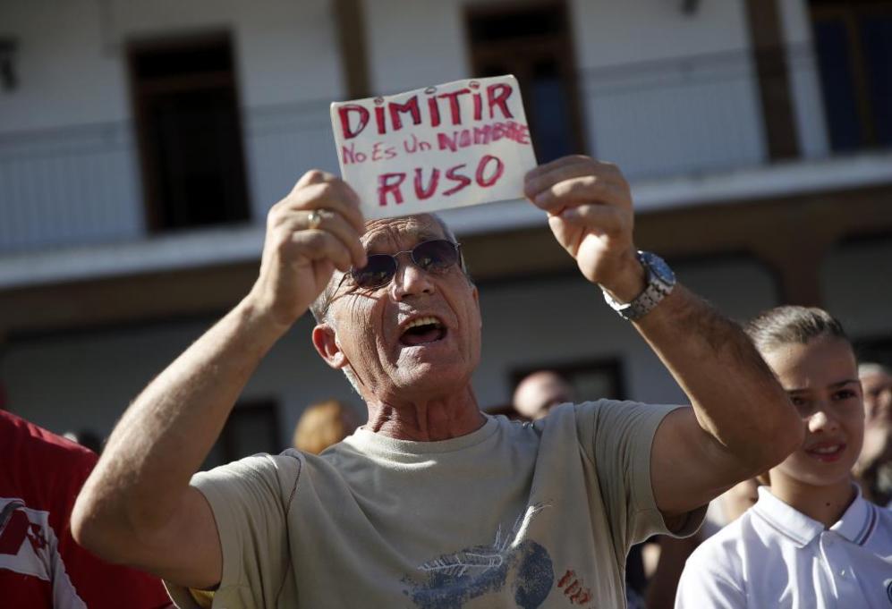 Un vecino de Valdemoro sostiene un cartel con la leyenda. 'Dimitir no...