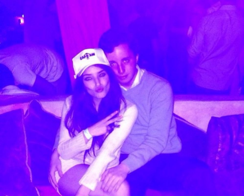 La joven con Francisco Nicols en una discoteca de Marbella