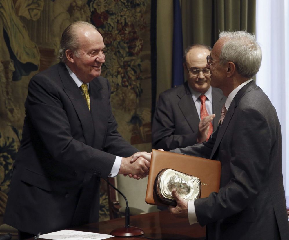 El Rey Juan Carlos ha entregado hoy al economista Agustn Maravall el...