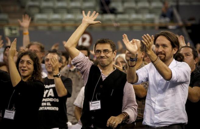 Pablo Iglesias aplaude, junto a Juan Carlos Monedero, en el reciente...
