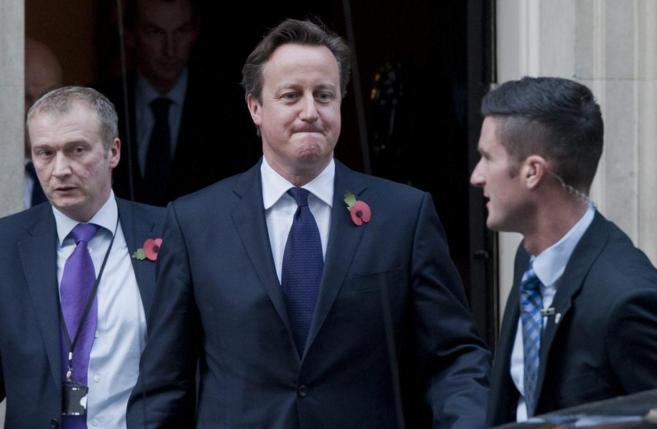 El primer ministro britnico, David Cameron sale de su residencia...