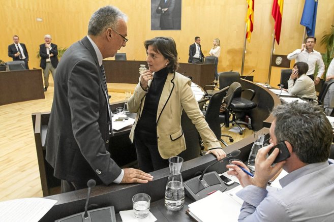 El alcalde de Benidorm, Agustn Navarro, conversa con Cristina Escoda...