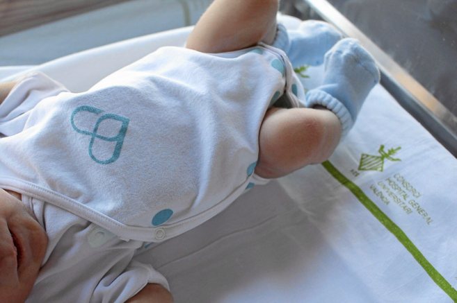 Un beb con el nuevo body inteligente en el Hospital General de...