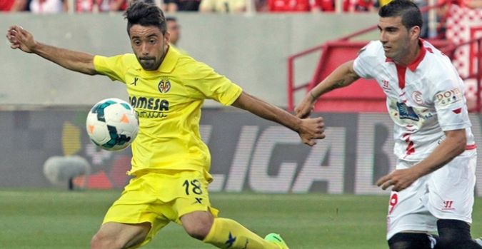 El lateral amarillo Jaume Costa golpea un baln en el estadio...