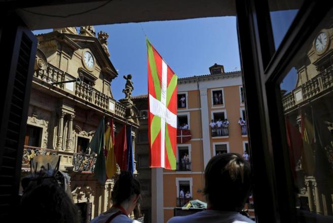 Bandera vasca desplegada ante el balcn del Ayuntamiento de Pamplona...
