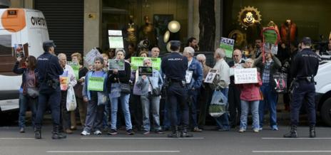 Preferentistas protestando durante la declaracin de Acebes