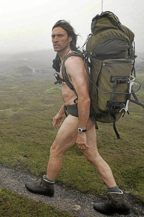 El nudista Stephen Gough, recorriendo Reino Unido con su mochila.