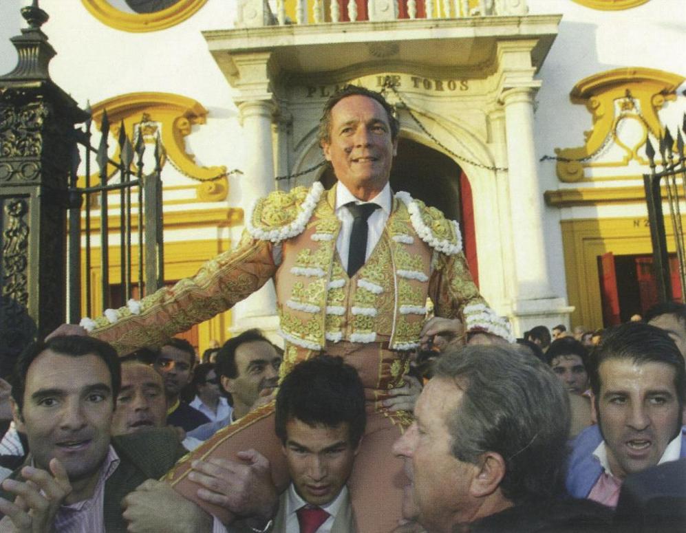 Jos mara Manzanares padre por la Puerta del Prncipe.