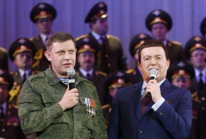 Un cantante ruso (derecha) junto lder separatista de Donetsk...