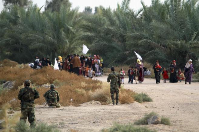 Familias iraques salen al encuentro del ejrcito tras la toma de...