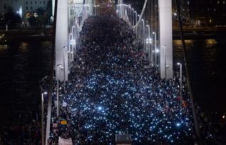 Miles de manifestantes mvil en mano en Budapest.