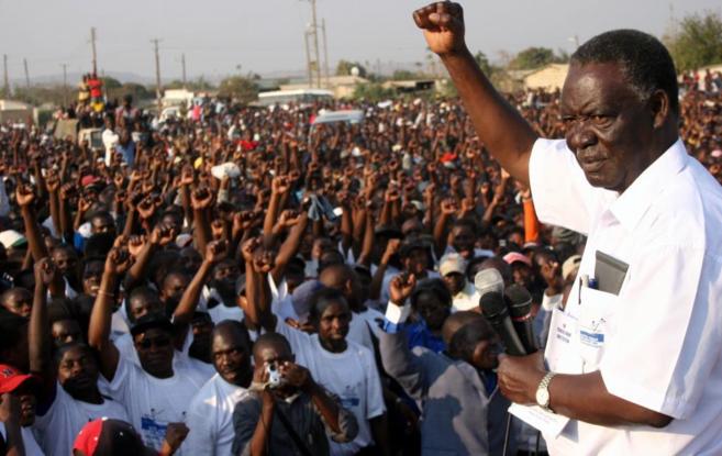 Michael Sata saludando a sus seguidores durante la campaa...