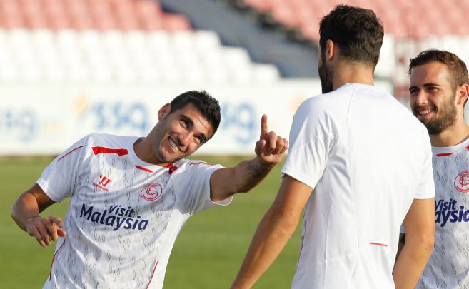 Jos Antonio Reyes bromea durante un entrenamiento del Sevilla.