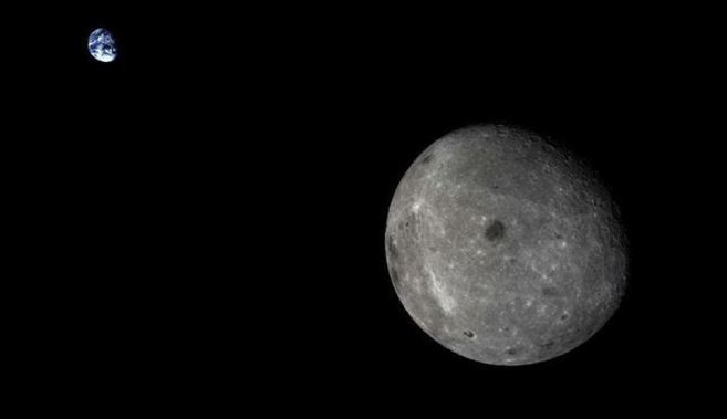 La Luna y la Tierra captadas por la sonda 'Chang'e 5'.