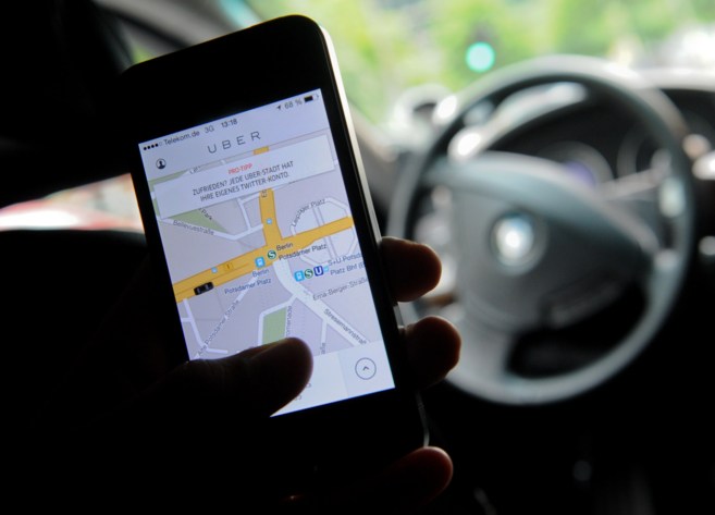 La aplicación Uber para móvil en manos de un usuario en Berlín.