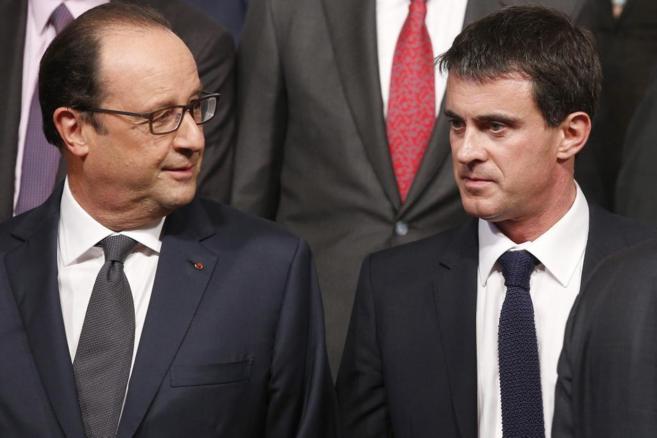 Hollande habla con Valls durante un congreso en Pars con empresarios...