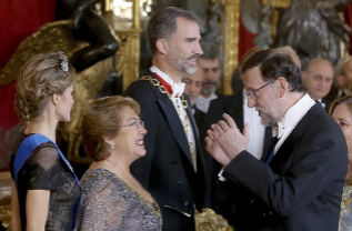Rajoy habla con Bachelet, en la recepcin.