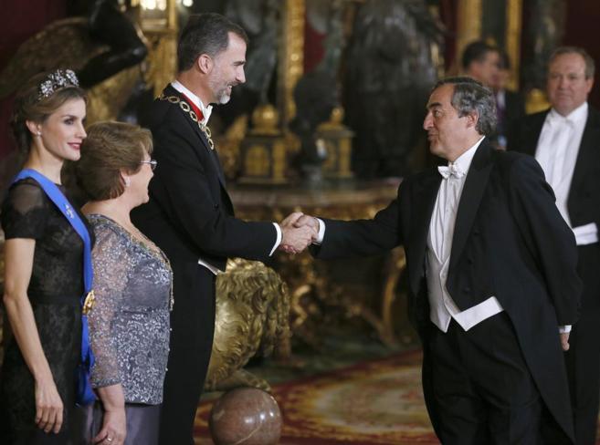 El Rey Felipe saluda al presidente de la CEOE, Juan Rosell.